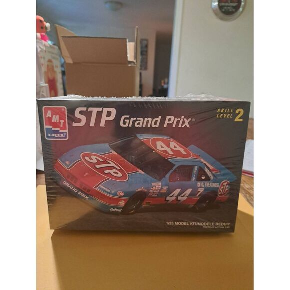 Vintage AMT/Ertl 1993 44 STP Pontiac NASCAR Race Car Model Kit 1:25 Sealed 6892 - Picture 1 of 6